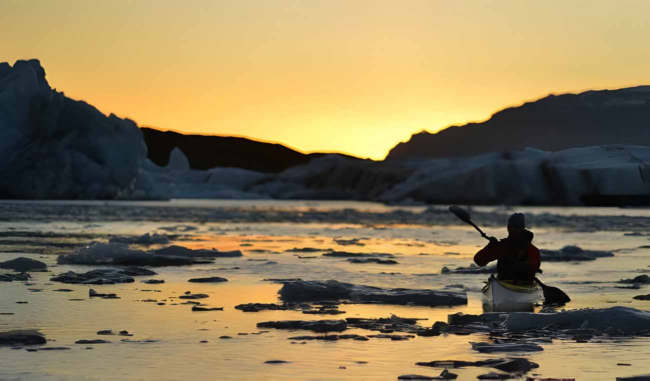 Diamond Beach Iceland - Paddleboarding